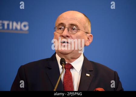 Lodz, Varsavia, Polonia. 31st Mar, 2023. Il ministro degli Esteri polacco Zbigniew Rau (R) tiene una conferenza stampa durante la riunione ministeriale di Bucarest nove (B9) a Lodz (Polonia) il 30 marzo 2023. I colloqui tra i ministri degli Esteri si concentreranno sulle questioni di sicurezza nella regione di fronte all'aggressione russa nei confronti dell'Ucraina. Alla riunione parteciperanno anche funzionari e rappresentanti della NATO provenienti da Svezia, Finlandia e Spagna. (Credit Image: © Aleksander Kalka/ZUMA Press Wire) SOLO PER USO EDITORIALE! Non per USO commerciale! Foto Stock