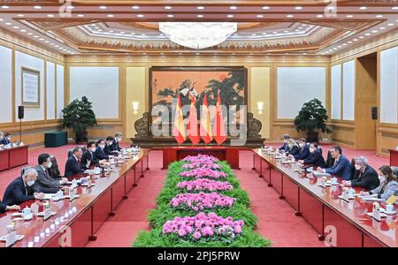 Pechino, Cina. 31st Mar, 2023. Il Premier cinese li Qiang tiene colloqui con il primo ministro spagnolo in visita Pedro Sanchez presso la Grande Sala del Popolo a Pechino, capitale della Cina, il 31 marzo 2023. Credit: Yue Yuewei/Xinhua/Alamy Live News Foto Stock