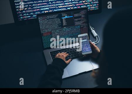 Minaccia alla sicurezza informatica. Giovane donna che usa il computer e la codifica. Sicurezza di Internet e di rete. Furto di informazioni private. Persona che utilizza la tecnologia per Foto Stock