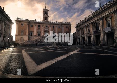 Piazza del Campidoglio a Roma all'alba con nessuno e la statua di Marco Aurelio al centro della piazza Foto Stock