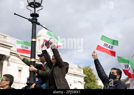 Manifesti, bandiere e messaggi sono tenuti mentre i partecipanti si riuniscono a sostegno della libertà per le donne in Iran dopo la morte di Mahsa Amini a Londra. Foto Stock