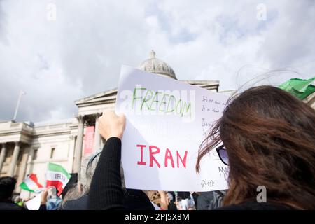 Manifesti, bandiere e messaggi sono tenuti mentre i partecipanti si riuniscono a sostegno della libertà per le donne in Iran dopo la morte di Mahsa Amini a Londra. Foto Stock