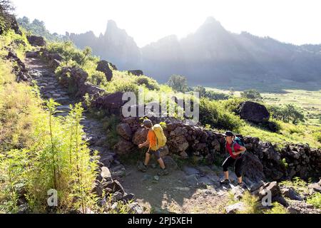 Madre e figlio in una spettacolare e più bella escursione dal cratere vulcanico Cova al villaggio di Paul nella valle, Santo Antao, Cabo verde Foto Stock