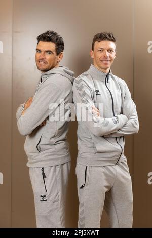 Gent, Belgio. 31st Mar, 2023. Il belga Greg Van Avermaet di AG2R Citroen e il belga Oliver Naesen di AG2R Citroen posano per il fotografo raffigurato durante una conferenza stampa di AG2R Citroen davanti a Ronde van Vlaanderen/ Tour des Flandres/ Tour of Flanders, gara ciclistica a Gent, venerdì 31 marzo 2023. La 107th° edizione della gara ciclistica si svolgerà domenica 02 aprile. FOTO DI BELGA JAMES ARTHUR GEKIERE Credit: Belga News Agency/Alamy Live News Foto Stock