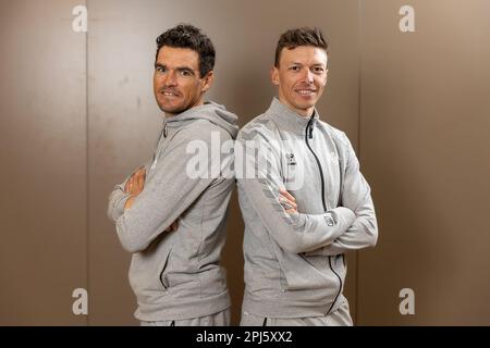 Gent, Belgio. 31st Mar, 2023. Il belga Greg Van Avermaet di AG2R Citroen e il belga Oliver Naesen di AG2R Citroen posano per il fotografo raffigurato durante una conferenza stampa di AG2R Citroen davanti a Ronde van Vlaanderen/ Tour des Flandres/ Tour of Flanders, gara ciclistica a Gent, venerdì 31 marzo 2023. La 107th° edizione della gara ciclistica si svolgerà domenica 02 aprile. FOTO DI BELGA JAMES ARTHUR GEKIERE Credit: Belga News Agency/Alamy Live News Foto Stock