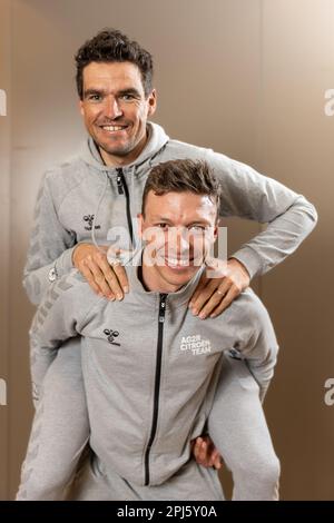 Gent, Belgio. 31st Mar, 2023. Il belga Greg Van Avermaet di AG2R Citroen e il belga Oliver Naesen di AG2R Citroen posano per il fotografo raffigurato durante una conferenza stampa di AG2R Citroen davanti a Ronde van Vlaanderen/ Tour des Flandres/ Tour of Flanders, gara ciclistica a Gent, venerdì 31 marzo 2023. La 107th° edizione della gara ciclistica si svolgerà domenica 02 aprile. FOTO DI BELGA JAMES ARTHUR GEKIERE Credit: Belga News Agency/Alamy Live News Foto Stock