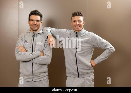 Gent, Belgio. 31st Mar, 2023. Il belga Greg Van Avermaet di AG2R Citroen e il belga Oliver Naesen di AG2R Citroen posano per il fotografo raffigurato durante una conferenza stampa di AG2R Citroen davanti a Ronde van Vlaanderen/ Tour des Flandres/ Tour of Flanders, gara ciclistica a Gent, venerdì 31 marzo 2023. La 107th° edizione della gara ciclistica si svolgerà domenica 02 aprile. FOTO DI BELGA JAMES ARTHUR GEKIERE Credit: Belga News Agency/Alamy Live News Foto Stock