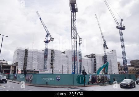 Londra, Regno Unito. 31st Mar, 2023. Vista generale del sito di costruzione del marchio postale a Farringdon. Nel sito di Mount Pleasant sono in costruzione oltre 650 nuovi appartamenti premium. (Foto di Vuk Valcic/SOPA Images/Sipa USA) Credit: Sipa USA/Alamy Live News Foto Stock