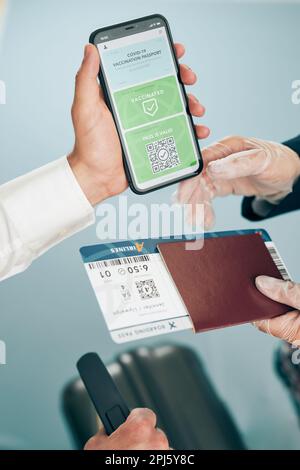 Certificato digitale di COVID. Pass digitale di vaccinazione Covid. Donna passeggero in possesso di tessera medica digitale sul suo telefono cellulare, passaporto e aereo TIC Foto Stock