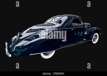 Ritaglio, vista posteriore a tre quarti di una coupé da 1939, blu scuro, Lincoln Zephyr 3 Window, in esposizione al London Classic Car Show 2023 Foto Stock