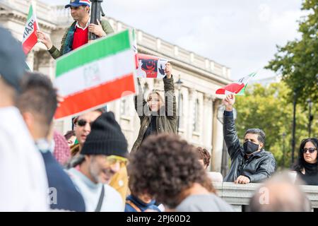 Manifesti, bandiere e messaggi sono tenuti mentre i partecipanti si riuniscono a sostegno della libertà per le donne in Iran dopo la morte di Mahsa Amini a Londra. Foto Stock