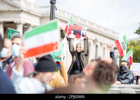 Manifesti, bandiere e messaggi sono tenuti mentre i partecipanti si riuniscono a sostegno della libertà per le donne in Iran dopo la morte di Mahsa Amini a Londra. Foto Stock