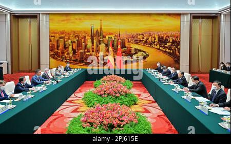 Pechino, Cina. 31st Mar, 2023. Zhao Leji, presidente del Comitato permanente del Congresso popolare Nazionale, incontra il primo ministro spagnolo Pedro Sanchez a Pechino, capitale della Cina, il 31 marzo 2023. Credit: Yue Yuewei/Xinhua/Alamy Live News Foto Stock