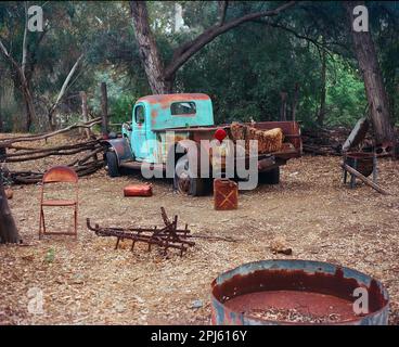 Guasto e arrugginito vecchio camion con pneumatico sgonfio Foto Stock