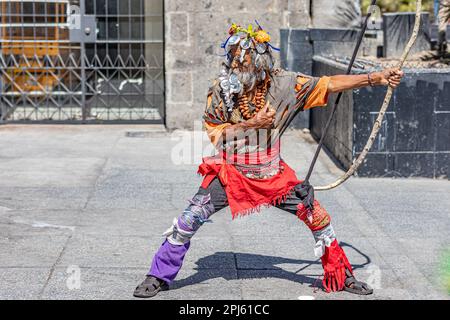 Guadalajara, Jalisco Messico. Febbraio 4, 2023. Vecchio con costume nativo guerriero e arco in mano, realizzato con materiale riciclabile, centro storico, bl Foto Stock