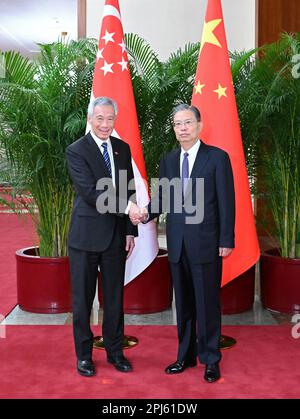 Pechino, Cina. 31st Mar, 2023. Zhao Leji, presidente del Comitato permanente del Congresso popolare Nazionale, incontra il primo ministro singaporiano Lee Hsien Loong a Pechino, capitale della Cina, il 31 marzo 2023. Credit: Yue Yuewei/Xinhua/Alamy Live News Foto Stock