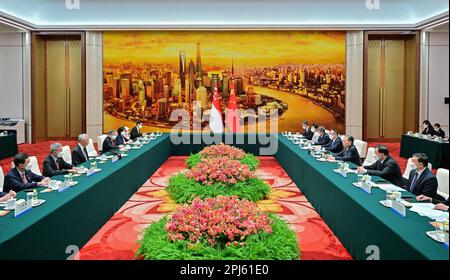 Pechino, Cina. 31st Mar, 2023. Zhao Leji, presidente del Comitato permanente del Congresso popolare Nazionale, incontra il primo ministro singaporiano Lee Hsien Loong a Pechino, capitale della Cina, il 31 marzo 2023. Credit: Yue Yuewei/Xinhua/Alamy Live News Foto Stock