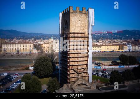 Porta San Niccolò in fase di ristrutturazione. Antiche mura di Firenze intorno all'Oltrarno. Porta cittadina del 14th° secolo vicino al fiume Arno Foto Stock