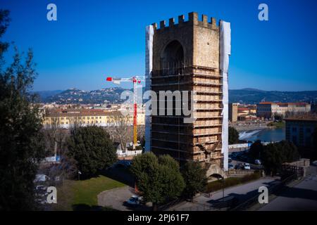 Porta San Niccolò in fase di ristrutturazione. Antiche mura di Firenze intorno all'Oltrarno. Porta cittadina del 14th° secolo vicino al fiume Arno Foto Stock