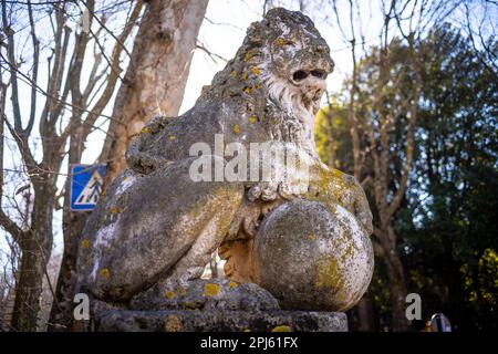 Statue all'inizio di Viale Machiavelli vicino alla porta Romano nell'Oltrarno, Firenze Foto Stock