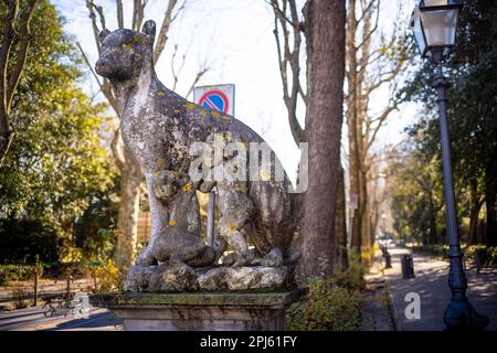 Statue all'inizio di Viale Machiavelli vicino alla porta Romano nell'Oltrarno, Firenze Foto Stock
