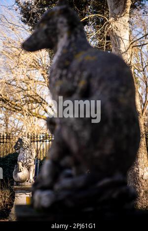 Statue all'inizio di Viale Machiavelli vicino alla porta Romano nell'Oltrarno, Firenze Foto Stock