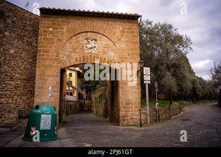 Porta San Giorgio vicino alla Fortezza del Belvedere. Antiche mura di Firenze intorno all'Oltrarno Foto Stock