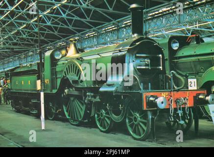 Great Northern Railways Stirling Single #1 4-2-2 Locomotiva a vapore fu costruita a Doncaster nel 1870 e introdotta nel 1871, vista qui con la sua unica ruota motrice 8foot al National Railway Museum di York. È stata ritirata dal servizio nel 1907. Foto Stock