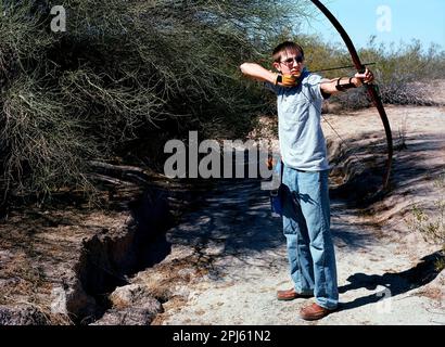 Giovani archer cacciatore con arco e frecce riprese in foresta estate Foto  stock - Alamy