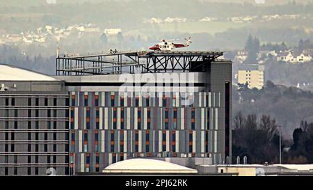 Glasgow, Scozia, Regno Unito 31stt marzo 2023. L'elicottero di emergenza arriva all'ospedale della regina elisabetta a govan e viene incontrato dal personale con un lettino da barella su ruote. . Credit Gerard Ferry/Alamy Live News Foto Stock