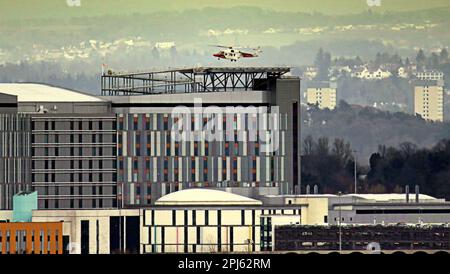 Glasgow, Scozia, Regno Unito 31stt marzo 2023. L'elicottero di emergenza arriva all'ospedale della regina elisabetta a govan e viene incontrato dal personale con un lettino da barella su ruote. . Credit Gerard Ferry/Alamy Live News Foto Stock