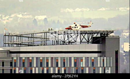 Glasgow, Scozia, Regno Unito 31stt marzo 2023. L'elicottero di emergenza arriva all'ospedale della regina elisabetta a govan e viene incontrato dal personale con un lettino da barella su ruote. . Credit Gerard Ferry/Alamy Live News Foto Stock