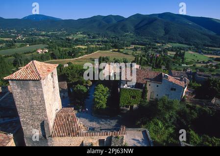 DROME (26) POETA LAVAL LES PLUS BEAUX VILLAGE DE FRANCE VUE DE LA TOUR DU CHATEAU SUR LE CLOCHER DE LA CHAPELLE SAINT JEAN DES COMMANDEURS Foto Stock