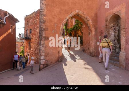 Francia. Provenza. Vaucluse (84) Parco Naturale Regionale del Luberon. Etichettato come uno dei più bei villaggi in Francia, il villaggio di Roussillon con Foto Stock