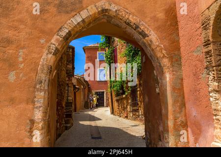 Francia. Provenza. Vaucluse (84) Parco Naturale Regionale del Luberon. Etichettato come uno dei più bei villaggi in Francia, il villaggio di Roussillon con Foto Stock