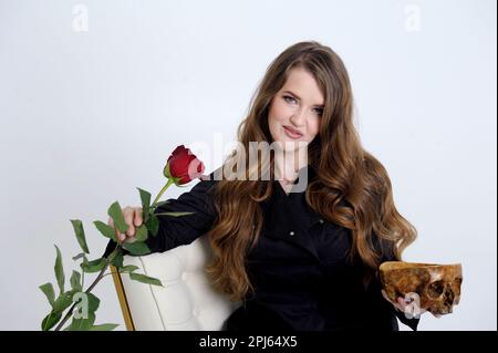 Triste depressa bella donna seduta a casa, guardando via, pensando a problemi di salute, crisi, perdita, cattive notizie, toccare faccia, sentirsi stressati, frustrati. Emozioni negative Foto Stock