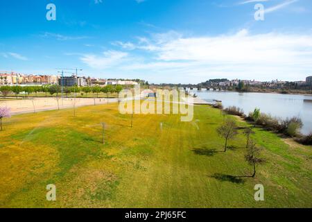 Parco sulle rive del fiume Guadiana in Badajoz Foto Stock