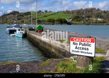 Union Hall, West Cork, Irlanda. 31st Mar, 2023. Il molo di Keelbeg è stato chiuso al pubblico su ordine del Cork County Council. Il consiglio sostiene che la struttura non è sicura, ma i residenti locali non sono d'accordo e dicono che chiudere il molo avrà un effetto negativo sul turismo nel villaggio di pescatori. Credit: AG News/Alamy Live News Foto Stock