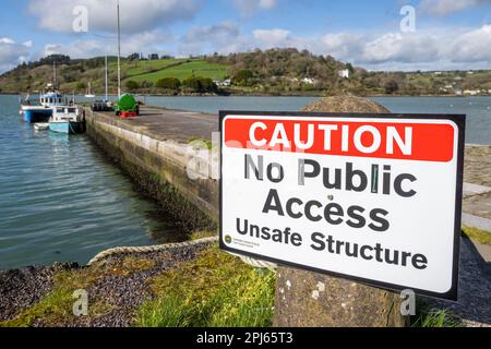 Union Hall, West Cork, Irlanda. 31st Mar, 2023. Il molo di Keelbeg è stato chiuso al pubblico su ordine del Cork County Council. Il consiglio sostiene che la struttura non è sicura, ma i residenti locali non sono d'accordo e dicono che chiudere il molo avrà un effetto negativo sul turismo nel villaggio di pescatori. Credit: AG News/Alamy Live News Foto Stock