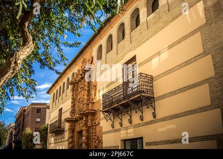 Facciata monumentale del Palacio de Guevara in stile barocco con colonne Solomoniche a Lorca, Murcia, Spagna Foto Stock