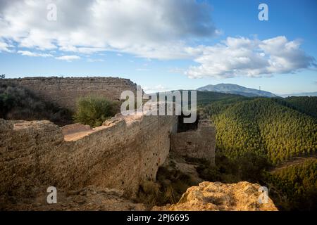 Vista panoramica dei resti del castello di la Asomada sulla cima del Puerto de la Cadena nel Parco Naturale di El Valle e Carrascoy a Murcia, S Foto Stock