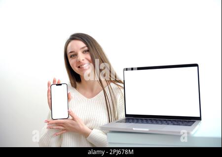 Donna in viaggio d'affari che indossa cuffie bianche per videochiamare al lavoro. Foto di alta qualità Foto Stock
