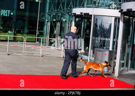 Berlino, Berlino, Germania. 31st Mar, 2023. Re Carlo III e sua moglie Camilla prendono il treno da Berlino ad Amburgo. La coppia reale britannica si rechi ad Amburgo insieme al presidente federale Frank-Walter Steinmeier. Dopo che la coppia reale ha percorso quasi un chilometro e mezzo di percorso dall'Hotel Adlon alla stazione ferroviaria, Charles e Camilla sono accolti dal boss DB Richard Lutz. (Credit Image: © Simone Kuhlmey/Pacific Press via ZUMA Press Wire) SOLO PER USO EDITORIALE! Non per USO commerciale! Credit: ZUMA Press, Inc./Alamy Live News Foto Stock