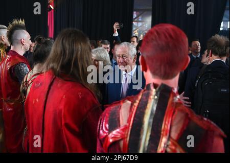 Amburgo, Germania. 31st Mar, 2023. Re Carlo III di Gran Bretagna parla con la band di Amburgo Lord of the Lost, che rappresenta la Germania all'Eurovision Song Contest (ESC) di Liverpool, alla cerimonia celebrativa ospitata dall'Ambasciata britannica a Schuppen 52. Il ricevimento segna la fine di una visita di tre giorni in Germania da parte del re britannico e della sua consorte. Credit: Jonas Walzberg/dpa/Alamy Live News Foto Stock