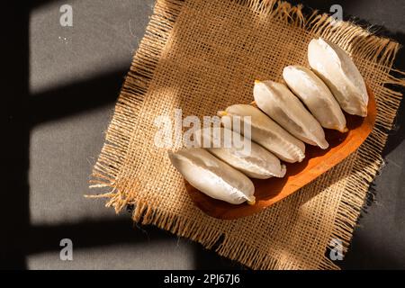 Cireng con pollo ripieno in una ciotola di legno. Il Cireng è un tradizionale cibo Giavanese occidentale a base di farina di tapioca Foto Stock