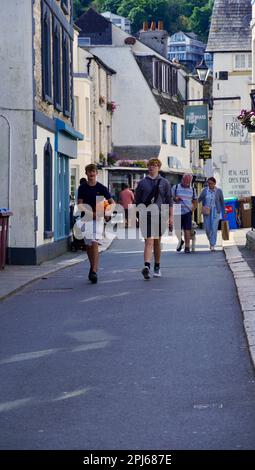 Looe, Cornovaglia, Inghilterra, 06 luglio 2022: Ristoranti, pub e negozi soddisfano i numerosi turisti che visitano questo pittoresco estuario e porto della Cornovaglia. Foto Stock