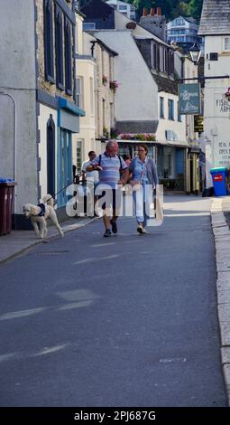 Looe, Cornovaglia, Inghilterra, 06 luglio 2022: Ristoranti, pub e negozi soddisfano i numerosi turisti che visitano questo pittoresco estuario e porto della Cornovaglia. Foto Stock