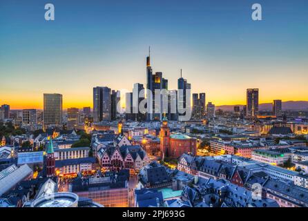 Vista del quartiere bancario con la città vecchia, Roemer e Paulskirche, Francoforte sul meno, Assia, Germania Foto Stock