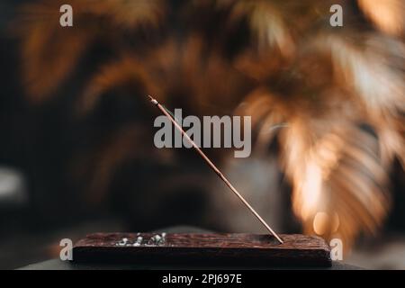 Dettagli di bruciare incenso. Concetto di relax e meditazione. Fumo aromaterapico Foto Stock