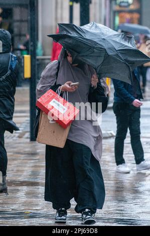 Londra, Regno Unito. 31st Mar, 2023. Gli amanti dello shopping hanno il coraggio di piovere a Oxford Street, nel West End. Credit: JOHNNY ARMSTEAD/Alamy Live News Foto Stock